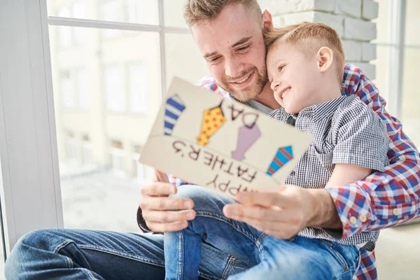 Portrait Heureux Jeune Père Étreignant Fils Mignon Célébrant Journée Des — Photo