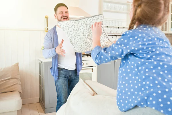 Retrato Padre Barbudo Feliz Jugando Con Hija Pequeña Sala Estar — Foto de Stock