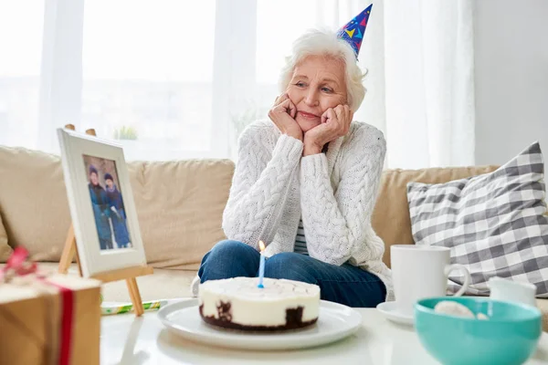 Porträt Einer Einsamen Seniorin Die Nervös Geburtstag Allein Feiert Mit — Stockfoto