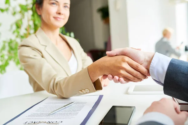 Retrato Gerente Muito Feminino Apertando Mãos Com Cliente Sobre Contrato — Fotografia de Stock