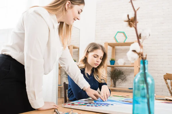 Deux Jeunes Collègues Créateurs Mode Professionnels Qui Travaillent Sur Projet — Photo