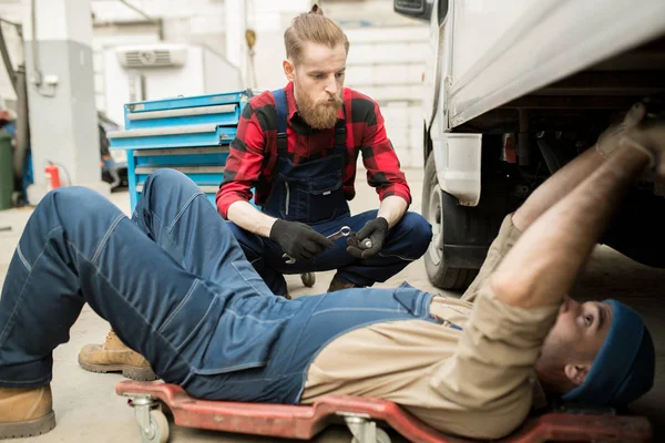 Técnico Automóviles Masculino Profesional Acostado Enredadera Reparación Camiones Rotos Mientras — Foto de Stock