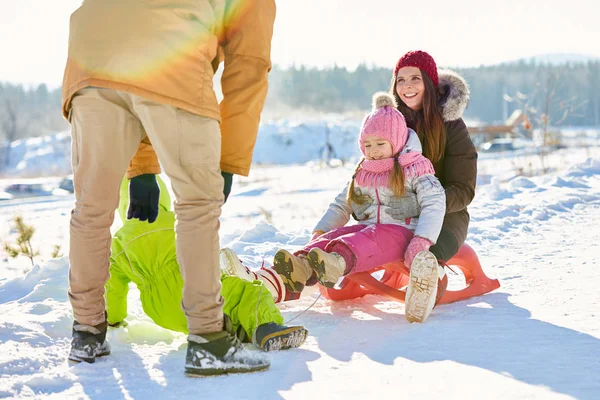 Glada Kaukasiska Familj Med Små Barn Pulka Landet Vackra Vinter — Stockfoto