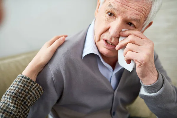 Anziano Sconvolto Uomo Piangendo Parlando Con Raccolto Attento Infermiera Dando — Foto Stock