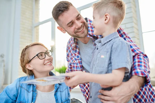 Beaux Moments Paternité Mignon Petit Garçon Félicitant Son Père Aimant — Photo