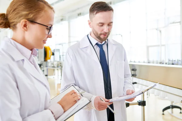 Groep Van Zeer Professionele Inspecteurs Dragen Witte Jassen Bedrijf Kladblok — Stockfoto