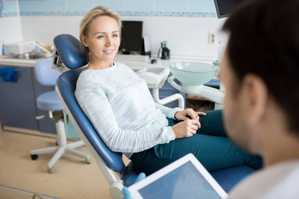 Jovem Mulher Casual Cadeira Ter Visita Dentista Ouvir Atentamente Durante — Fotografia de Stock