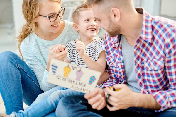 Belle Famille Trois Personnes Réunies Dans Salon Illuminé Rayons Soleil — Photo