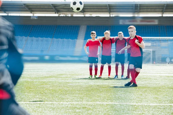 Retrato Longitud Completa Los Niños Equipo Fútbol Junior Pie Fila — Foto de Stock