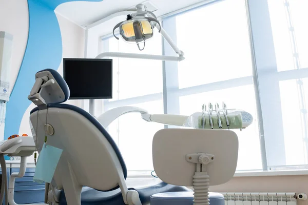 シートと日光の下で窓が大きくてきれいなキャビネットの歯科医の職場 — ストック写真