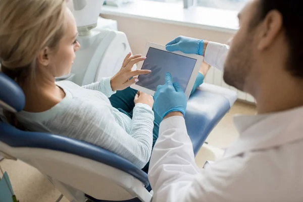 Vista Posterior Mujer Teniendo Reunión Con Dentista Viendo Presentación Tableta — Foto de Stock