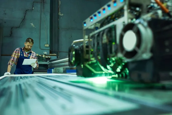 Porträtt Unga Fabriken Arbetstagaren Operativ Moderna Laser Gravyr Utrustning Industriell — Stockfoto