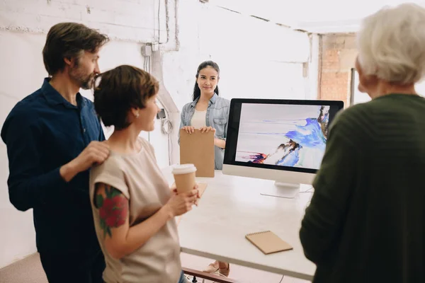 Grupo Personas Creativas Modernas Mirando Pantalla Del Ordenador Con Pintura — Foto de Stock