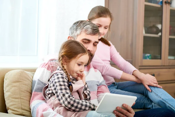 Spending Weekend Home Adorable Little Girls Middle Aged Father Gathered — Stock Photo, Image
