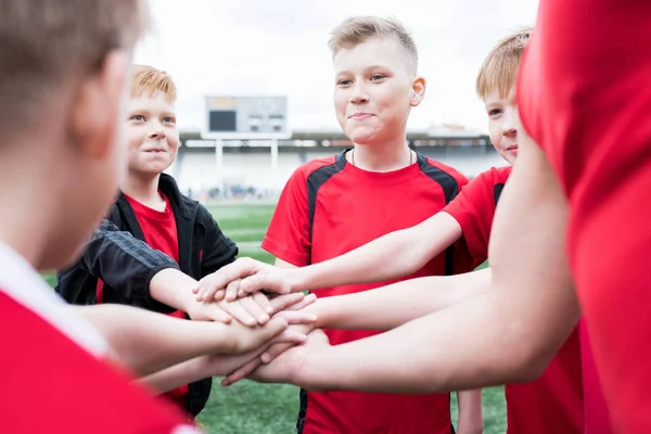 Portret Van Junior Voetbal Team Stapelen Handen Tijdens Motiverende Peptalk — Stockfoto