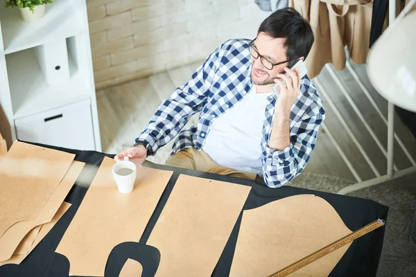 Overhead Shot Hombre Relajándose Con Una Taza Café Teniendo Llamada — Foto de Stock