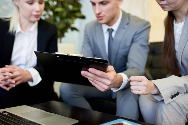 Close Empresário Segurando Prancheta Mostrando Documento Para Colegas Reunião Equipe — Fotografia de Stock