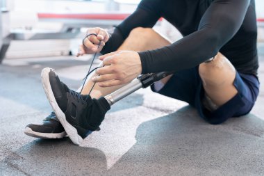 Adam bir uzvunu bacak üzerinde spor ayakkabı ayakkabı bağcığı bağlama ile yakın çekim