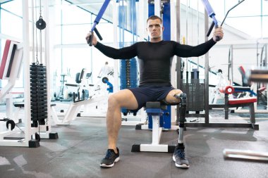 Eğitim Simülatör içinde jimnastik salonu kas devre dışı dostum