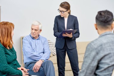 Rahat psikoterapi ofiste bir araya ve onların sosyal becerileri, yetenekli psikolog notlar alarak eğitim grup terapi seansı katılımcıların