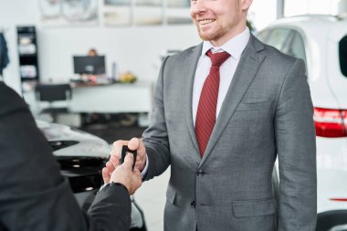 Adam araba anahtarı araba satıcıdan otomatik salonda alıyorum.