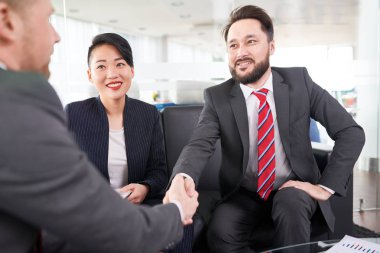 Office bir toplantı sırasında el sıkışan iş arkadaşları