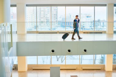 Bavul taşıma ve geçiş Havaalanı bekleyen lounge, kopya alanı telefonla konuşma modern Asya işadamı portresi geniş açı