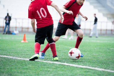 İki erkek kırmızı genç takım antrenman sırasında kopya alanı futbol tarlada çalışan üniforma giyen tam uzunlukta portresi