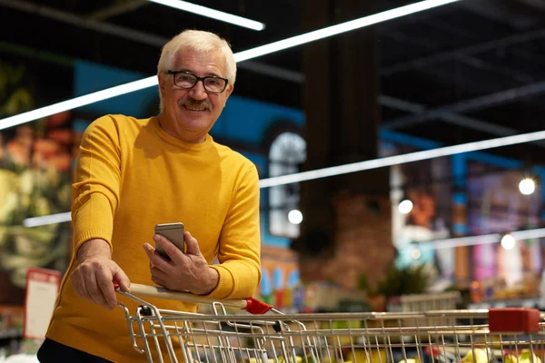 Портрет Современного Пожилого Человека Продуктовый Магазин Супермаркете Тянет Корзину Улыбается — стоковое фото