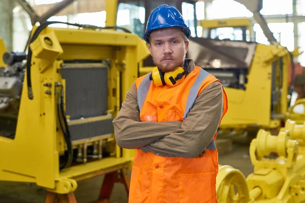 Midja Stående Skäggiga Tekniker Bär Reflexväst Och Hardhat Poserar För — Stockfoto