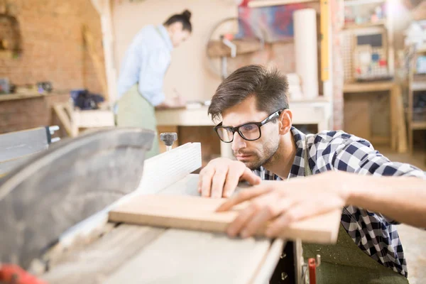 Koncentrált Jóképű Carpenter Modern Nyílászárók Boltban Dolgozó Portréja — Stock Fotó