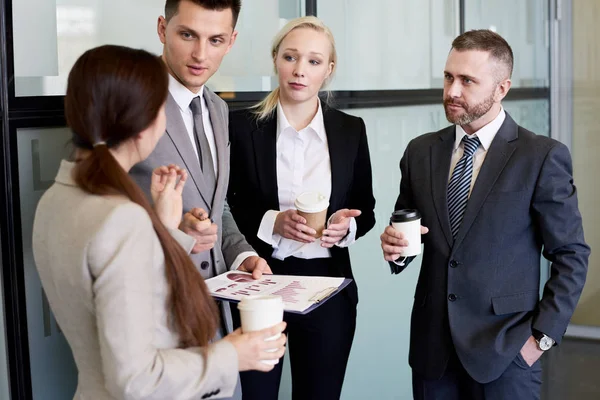 Grup Portresi Modern Ofis Kahve Molası Bardak Holding Binası Salonunda — Stok fotoğraf