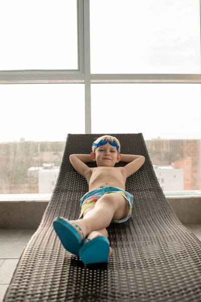 Lächelnder Netter Junge Mit Schwimmbrille Entspannt Sich Mit Den Händen — Stockfoto