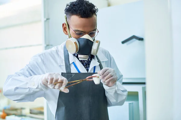 深刻な研究室で加熱後化学物質を表示する呼吸マスクにアラビア科学者を集中してください — ストック写真