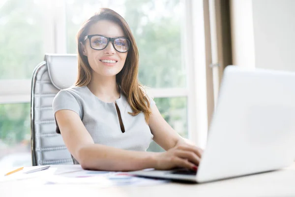 Portret Van Mooie Zakenvrouw Bril Gelukkig Glimlachen Terwijl Het Werken — Stockfoto