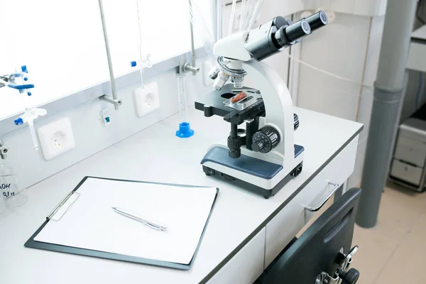 Glanzende Microscoop Tafel Leeg Wetenschappelijk Laboratorium Kopie Ruimte — Stockfoto