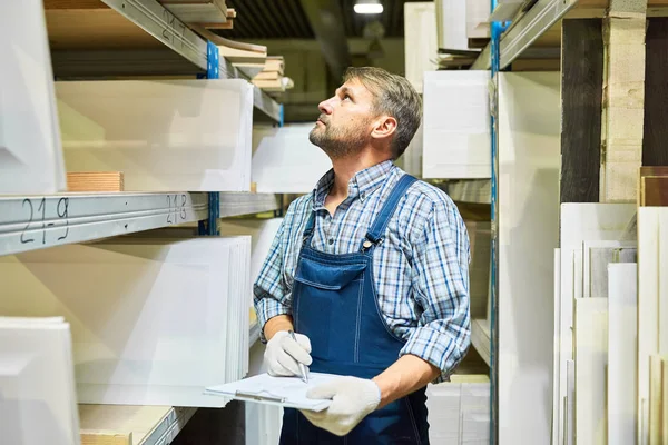 Taille Portret Van Volwassen Werknemer Houden Klembord Materiaallijst Permanent Berging — Stockfoto