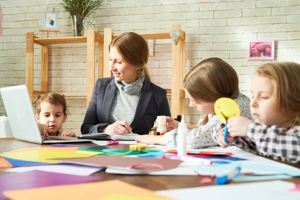 Proces Werken Bij Moderne Kunststudio Weinig Meisjes Kleurrijke Figuren Van — Stockfoto