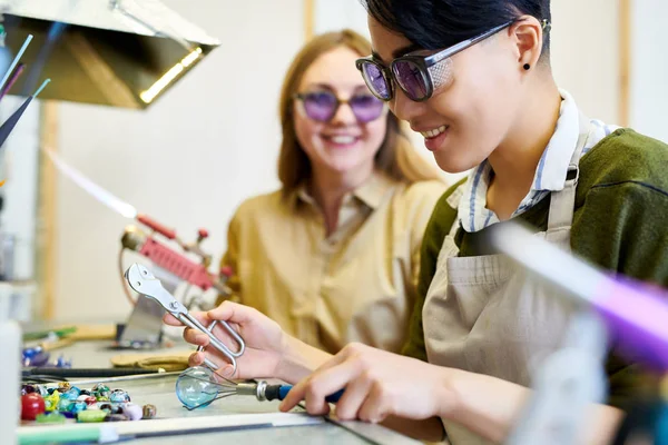 Närbild Oigenkännlig Kvinnliga Artist Forma Glas Medan Arbetar Glassworking Studio — Stockfoto