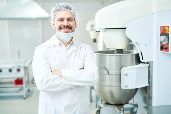 Happy Confectionery Factory Employee Standing White Coat Arms Crossed Looking — Stock Photo, Image