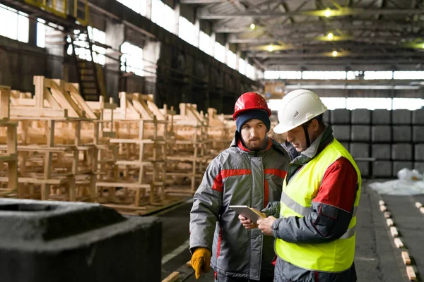 Taille Portret Van Twee Fabrieksarbeiders Gebruiken Digitale Tablet Terwijl Werkt — Stockfoto