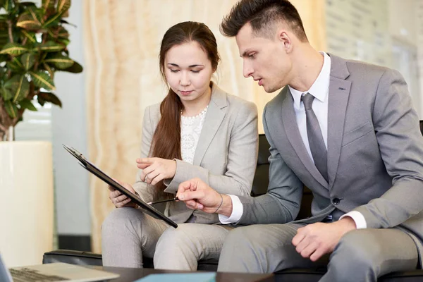 Ritratto Bel Giovane Che Parla Con Collega Spiegando Progetto Start — Foto Stock