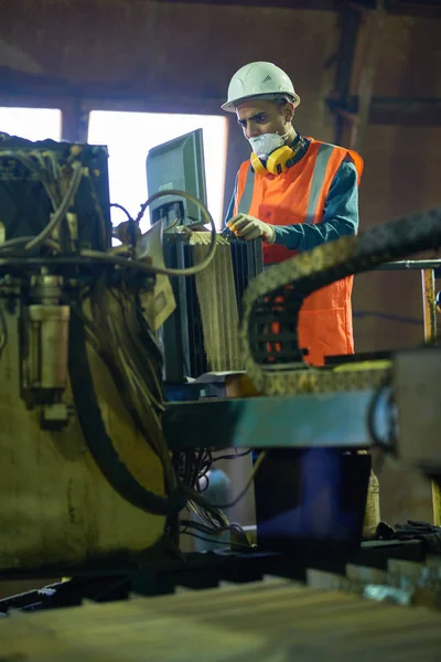 Koncentrerad Ung Arbetstagare Bär Filtermask Och Hardhat Löpande Maskin Stående — Stockfoto