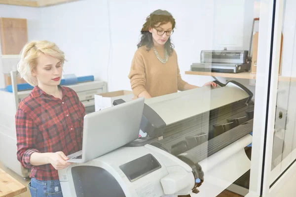 Dos Mujeres Encantadoras Pie Oficina Impresión Uso Ordenador Portátil Impresora — Foto de Stock