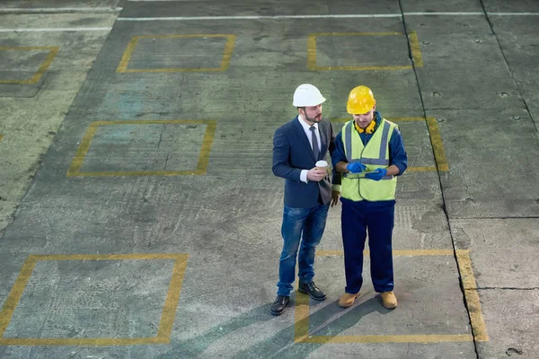 Retrato Completo Dos Ingenieros Discutiendo Trabajo Taller Planta Moderna Espacio — Foto de Stock