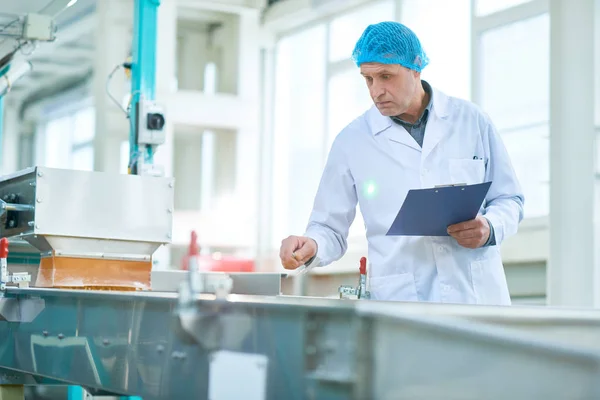 Retrato Cintura Hacia Arriba Del Trabajador Senior Fábrica Haciendo Inspección —  Fotos de Stock