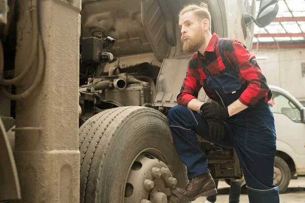 Νέος Γένια Αρσενικό Auto Τεχνικού Ρουχισμού Στέκεται Κοντά Σπασμένα Φορτηγό — Φωτογραφία Αρχείου