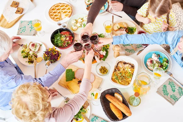 在节日庆祝活动中 大幸福家庭坐在餐桌上享用美味的自制食物和敬酒的美景 — 图库照片