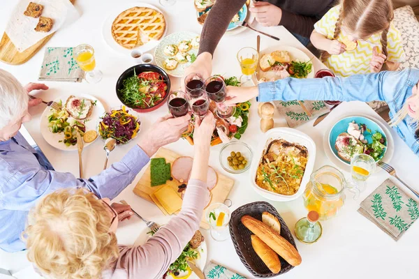 Vista Superior Grande Família Feliz Sentada Mesa Jantar Desfrutando Deliciosa — Fotografia de Stock