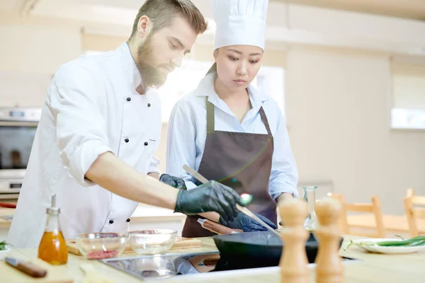 Dos Chefs Profesionales Que Trabajan Cocina Moderna Del Restaurante Pie — Foto de Stock